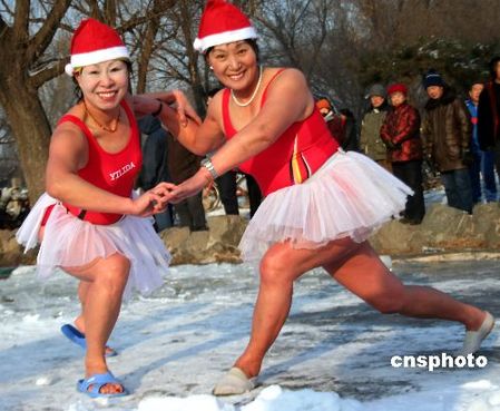 2007年12月16日，沈阳冰天雪地，但市冬泳队的姐妹们穿着白天鹅服，戴着圣诞老人帽，在沈阳北陵公园冬泳并翩翩起舞。
