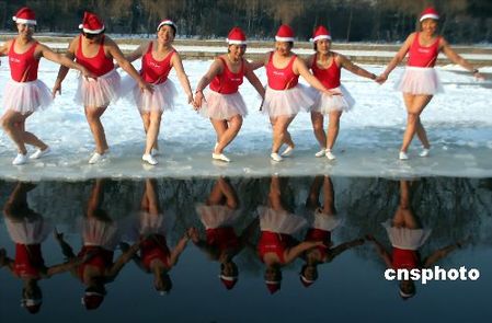 2007年12月16日，沈阳冰天雪地，但市冬泳队的姐妹们穿着白天鹅服，戴着圣诞老人帽，在沈阳北陵公园冬泳并翩翩起舞。