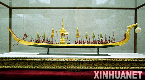 1月7日在周恩来邓颖超纪念馆拍摄的1964年12月泰国前总理赠送的木雕金漆龙舟。