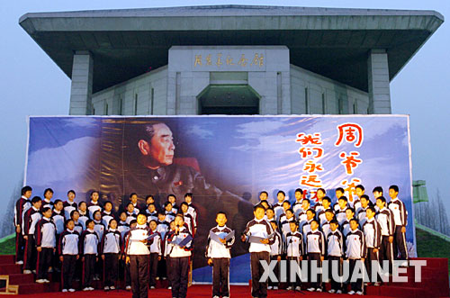 1月7日，在江苏淮安周恩来纪念馆前，学生们集体朗诵诗歌怀念周恩来总理。新华社发(叶首卫 摄)