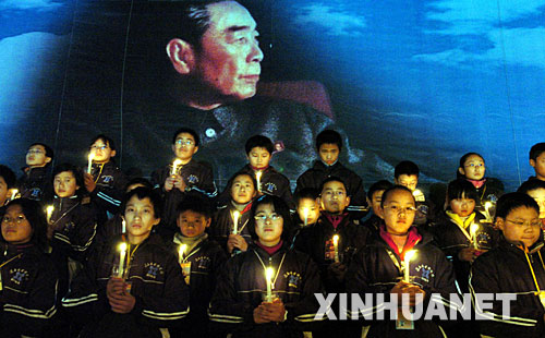 1月7日，在江苏淮安周恩来纪念馆前，学生们缅怀周恩来总理。