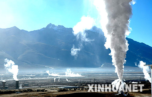 1月9日，西藏自治区羊八井地热电厂正在发电。 入冬以来，我国最大地热电厂、海拔4300米的西藏自治区羊八井地热电厂增加发电，以缓解冬春季枯水期的电力供需矛盾。 新华社记者 胡星 摄