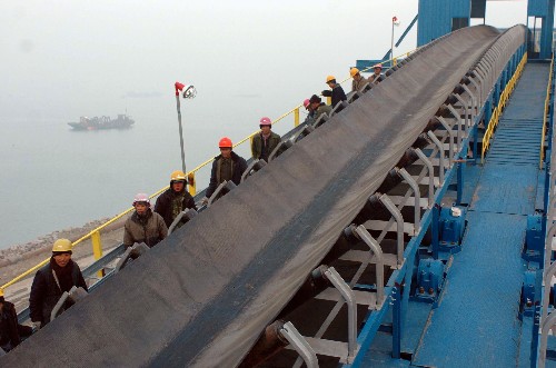 河北省曹妃甸港区石炭埠頭で工事をする作業員たち