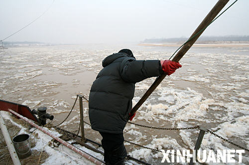 1月14日，河务人员在黄河济南泺口段观测流凌。 