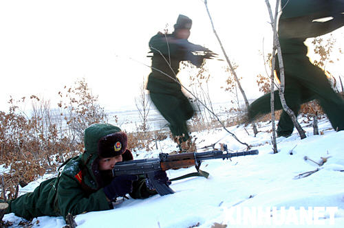 1月16日，武警官兵进行追捕训练。 新华社发(陈维奇 摄)