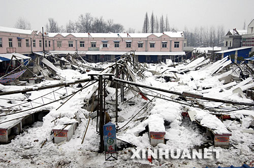 这是因大雪整体坍塌的安徽省舒城县城关镇孔集农贸市场（1月22日摄）。新华社记者 李健 摄