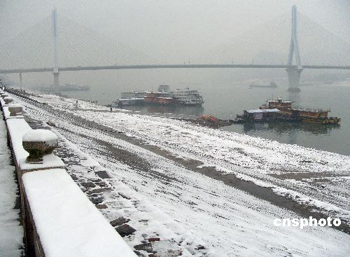 中国では、広範囲の雪害で発電用石炭の供給が困難になっている。全国で毎日6963万キロワット分の電力が不足し、22日の時点で中国13の省・自治区で、電力使用制限の措置が取られている。