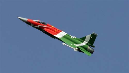 2007年3月23日，巴基斯坦国庆日，伊斯兰堡举行了盛大的庆祝仪式。中巴联合研制的“枭龙”(JF-17，巴方代号“Thunder”)战斗机首次在巴公众面前亮相。