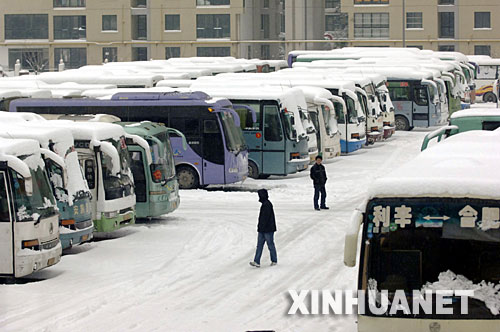 1月26日，合肥客运总站的所有客运班车被迫停运。 1月25日起，江苏、安徽等省份普降大雪，导致大部分高速公路被迫关闭，大量长途客运班车受阻，部分旅客滞留车站。 新华社记者李健摄 