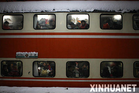 1月28日，在合肥火车站，一列火车因大雪延误。