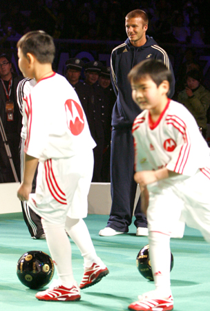 3月3日、小学生たちにサッカーを指導するベッカム