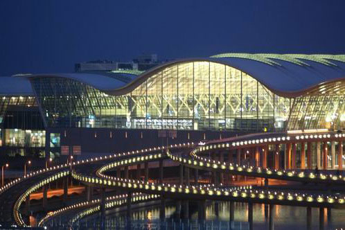 夜幕下的浦东机场第二航站楼熠熠生辉。 摄影：张海峰/人民网 