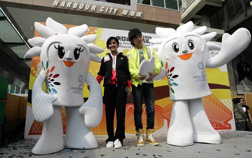 香港タレントの蔡卓妍さん（左）と古巨基さん（右）が第5回東アジア競技大会マスコットをアピール