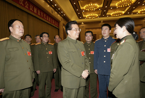 胡錦涛主席など軍事委員会のリーダたちは、第一線で働いている専門技術者などの軍隊人民代表大会代表と会見し、彼らと親しく言葉を交わした。