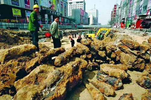 河南省の省都である鄭州市の鉄道駅付近の工事現場で、13日の午前、1361個の手榴弾、航空爆弾、迫撃砲砲弾が掘り出された。ここは旧日本軍の弾薬であったとされている。