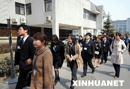 3月14日，正在北京访问的日本青少年友好使者访华团部分成员访问北京大学并与北大学生交流。 新华社记者 李晓果摄