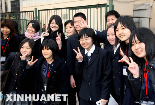 3月14日，日本学生和中国学生在一起合影留念。当日，日本青少年友好使者代表团150名高中学生来到北京月坛中学与中国学生进行交流。 新华社记者 汪永基摄