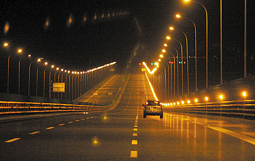 長さ36キロ、総投資額118億人民元の杭州大橋が貫通し、開通に向けて最後の準備が着々と行われている。