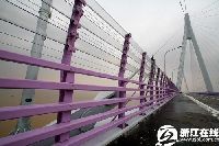 护栏每5公里左右换一种颜色。