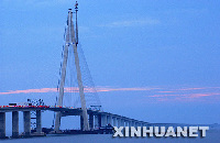 晚霞辉映的杭州湾跨海大桥南航道桥雄姿（6月25日摄）。