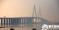从北引桥端远眺杭州湾跨海大桥。