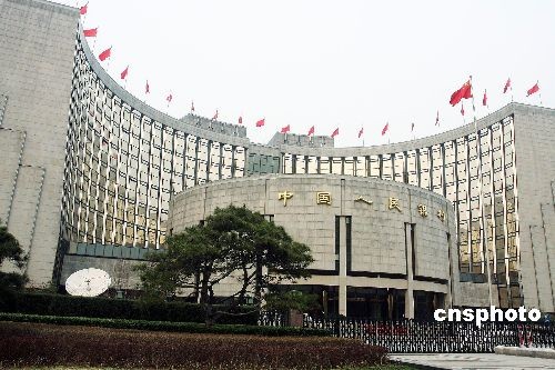 中国人民銀行（中央銀行）は18日、今月25日より預金業務を扱う金融機関の人民元建て預金の預金準備率を0.5ポイント引き上げると発表した。