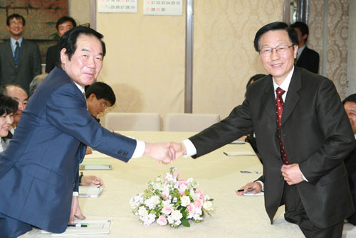 第二回中日財務相対話会議が23日、東京で行われた。写真は中国の謝旭人財政部長(右)と日本の額賀福志郎財務大臣（左）。