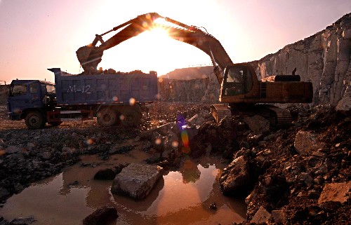 泰山原子力発電所拡張プロジェクトの原子炉建屋の基礎掘削工事現場で、掘り出した土砂をトラックに積んでいる掘削機。
