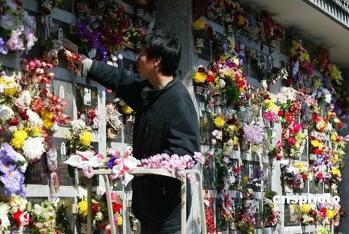 中国では4日、初めて清明節の三連休を迎えた。多くの市民は祖先の墓を参って掃除をすることで、伝統的なこの祝日の特殊な文化的意義を肌で感じたようだ。新華社のウェブサイト「新華網」が伝えた。 