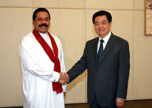4月10日、胡錦涛国家主席は海南省三亜市でスリランカのラージャパクサ大統領と会見した。