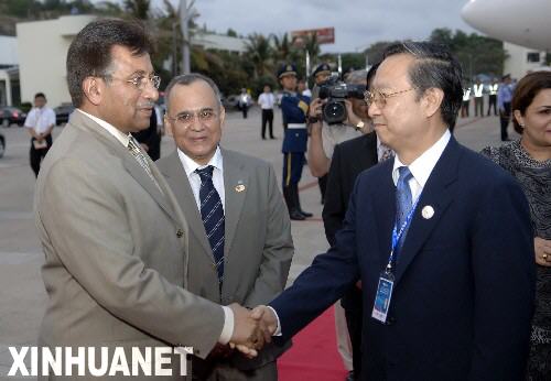 4月10日，巴基斯坦总统穆沙拉夫抵达海南三亚，开始对中国进行国事访问，并将出席定于12日举行的博鳌亚洲论坛2008年年会开幕式。这是工业和信息化部部长李毅中在机场迎接巴基斯坦总统穆沙拉夫。
