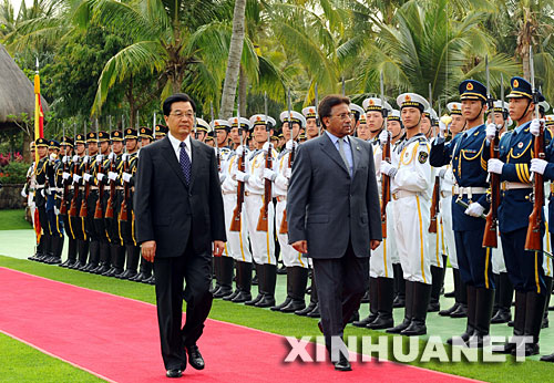 中国の胡錦涛国家主席は11日、海南省の三亜市で、パキスタンのムシャラフ大統領と会談した。