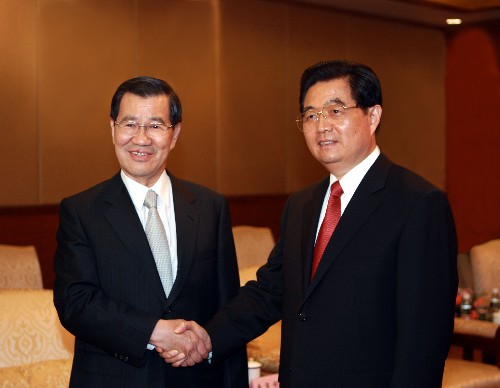    中国共産党の胡錦濤総書記は海南省博鰲（ボアオ）で12日、蕭万長氏をリーダーとする「台湾両岸共同市場基金会」の代表団と面会し、大陸部と台湾の経済の交流・協力における問題について意見を交わした。 
