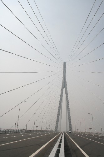 世界最大支間長の斜張橋で、長江を渡り蘇州市と南通市を結ぶ蘇通大橋プロジェクトが4月11日、専門家グループの検収にパスした。