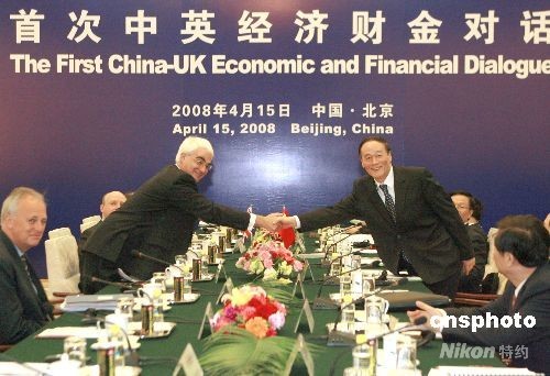 第１回中英経済財政金融対話が15日に北京で行われた。中国の温家宝総理の特別代表である王岐山国務院副総理と、イギリスのブラウン首相の特別代表であるイギリスのダーリング財務大臣は、共同で対話を主宰し、両国の経済、財政、金融、貿易、外交などの部門の責任者が対話に参加した。