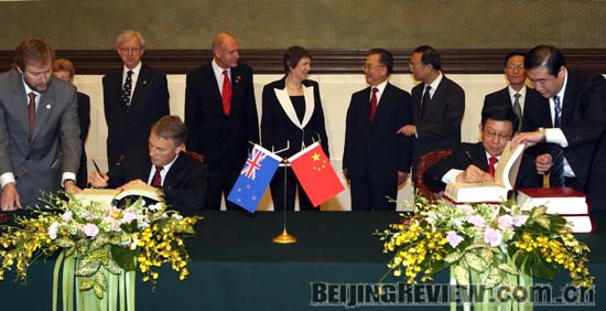 中国とニュージーランドが７日、北京で中国・ニュージーランド自由貿易協定（FTA）に調印した。これは中国と先進国の間で調印された最初の自由貿易協定（FTA）である。