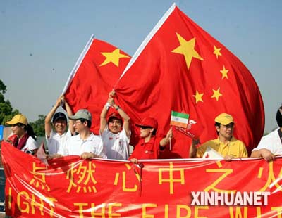 4月17日，华人华侨在传递现场为奥运圣火传递活动加油。新华社记者李颖摄