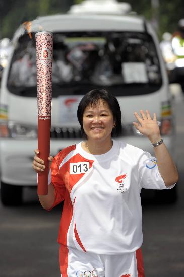 奥运圣火在吉隆坡传递 火炬在手很幸福开心