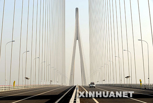 这是4月25日拍摄的苏通大桥主跨桥面。 近日，已经通过验收的苏通长江公路大桥正在为正式通车进行最后准备。苏通大桥连接江苏南通与苏州两市，全长32.4公里，总投资约85亿元，由跨江大桥工程和南、北岸接线工程三部分组成，大桥主跨1088米，为世界最大跨径斜拉桥，创造了最深桥梁桩基础、最高索塔、最大跨径、最长斜拉索4项斜拉桥世界纪录，其雄伟的身姿成为横跨在长江之上的一道亮丽风景。 新华社记者孙参摄 
