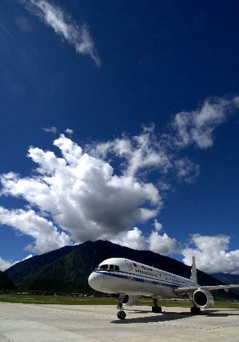 チベットの林芝空港に着陸した成都発の民間航空機 