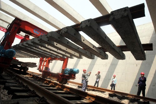 上海軌道交通7号線の始発駅の陳太路では4月29日、レール敷設機が動き出した。上海軌道交通7号線は、2010年上海国際博覧会(上海万博)をサポートする主要軌道交通ルートとなる。