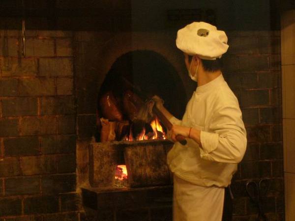北京ダックの老舗「全聚徳（ぜんしゅとく）」の経営陣が、伝統的なナツメの木の炭火を使うのをやめ、電子オーブンを使うことを明らかにしたことで非難の声があがっている。
