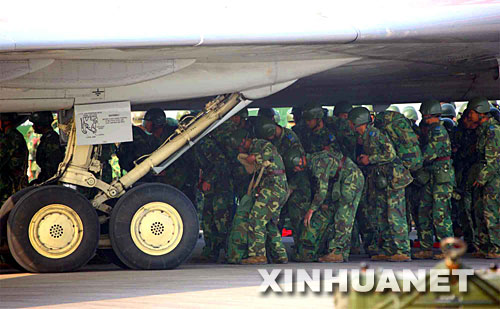 5月13日晨，空军空降兵某部4500余名官兵在开封某机场登机，奔赴汶川地震重灾区参加抢险救援工作。