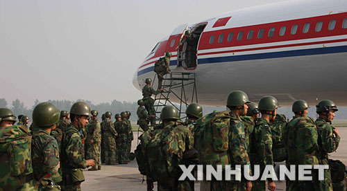 5月13日晨，空军空降兵某部4500余名官兵在开封某机场登机，奔赴汶川地震重灾区参加抢险救援工作。