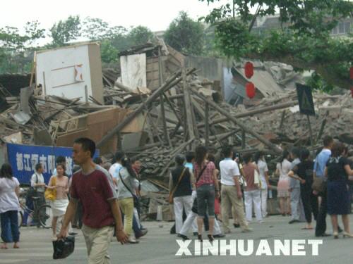 记者从抗震救灾指挥部了解到，截至12日22时，四川地震灾区目前已发现死亡人数达到7651人，还有一些地区情况目前还没有统计到。 新华社记者 刘海 摄