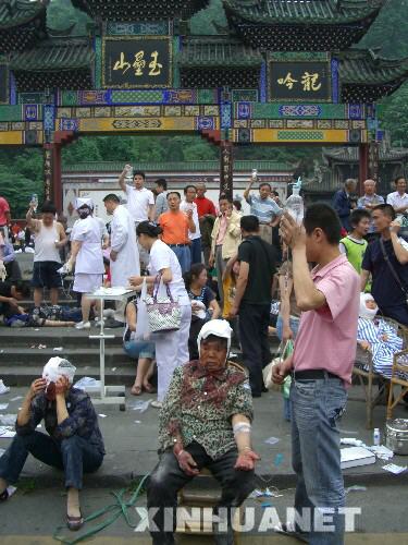 记者从抗震救灾指挥部了解到，截至12日22时，四川地震灾区目前已发现死亡人数达到7651人，还有一些地区情况目前还没有统计到。 新华社记者 刘海 摄