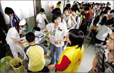 四川大地震のための献血を待つ清華大学の学生たち