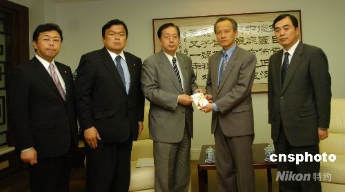 中国駐日大使館の崔天凱大使に義援金を手渡す日本の与党公明党の太田昭宏党首(左から三番目)