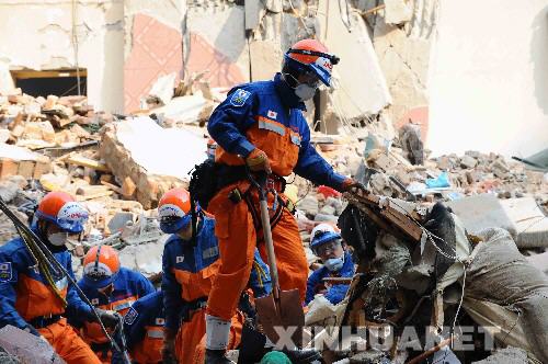 懸命に捜索活動を続ける日本国際救助隊のメンバーたち