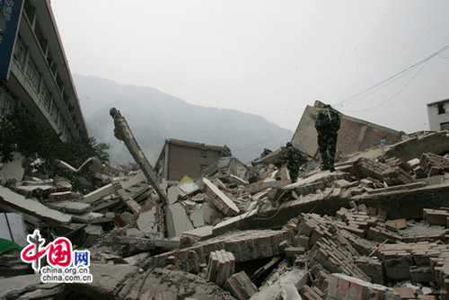 奚国華副部長によると、四川省、重慶、甘粛省などの省・直轄市の工業・鉱業企業は今回の地震で莫大な損害をこうむり、現在までのところ直接的な経済損失は670億元に上っている。